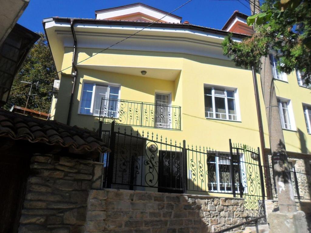 Къщата С Чешмата Apartment Veliko Turnovo Bagian luar foto